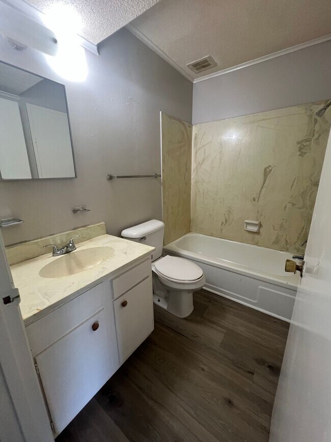 Building Photo - 1 Bed / 1 Bath Apartment