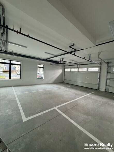 Building Photo - 158 Everett St
