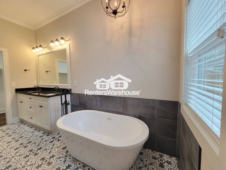 Building Photo - 1043 Fern Ave SE