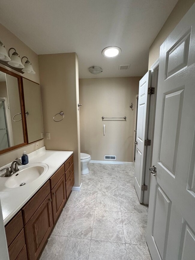 Building Photo - 3 Bedroom Townhome
