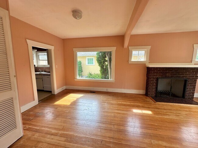 Building Photo - 2 bdrm/1 bath Lettered Streets cottage for rent
