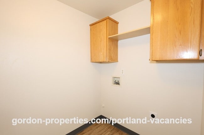 Building Photo - SE 73rd Ave - 3 bedroom townhouse in Mt Scott-Arleta neighborhood