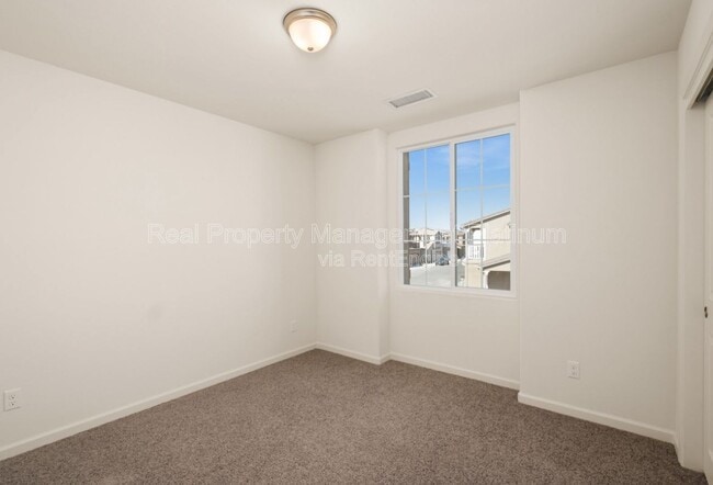 Building Photo - 555 N Cattail Ct