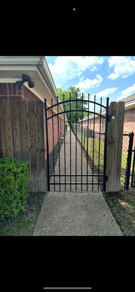 Building Photo - 1305 Bagby Ave