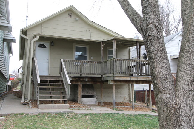 Building Photo - Remodeled 2 Bedroom Home with Garage and F...