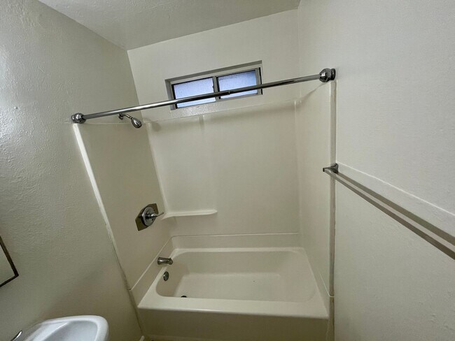 Building Photo - $500 OFF 1ST MONTHS RENT!!! 1 Bedroom 1 Ba...