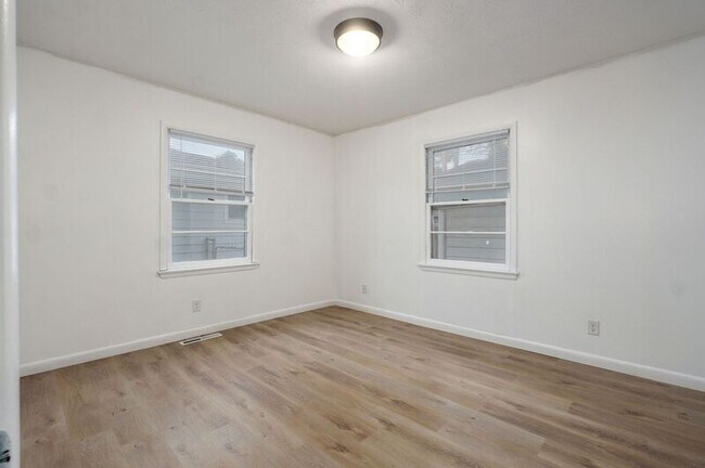 Building Photo - 906 N Belview Ave
