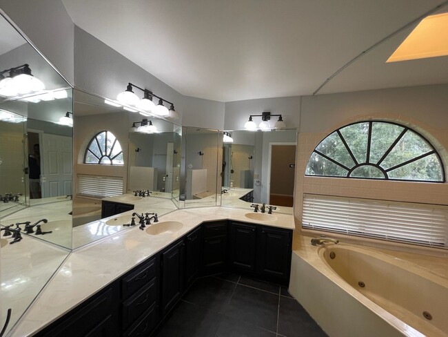 Building Photo - Spacious & Bright Lakeside with Private Ba...
