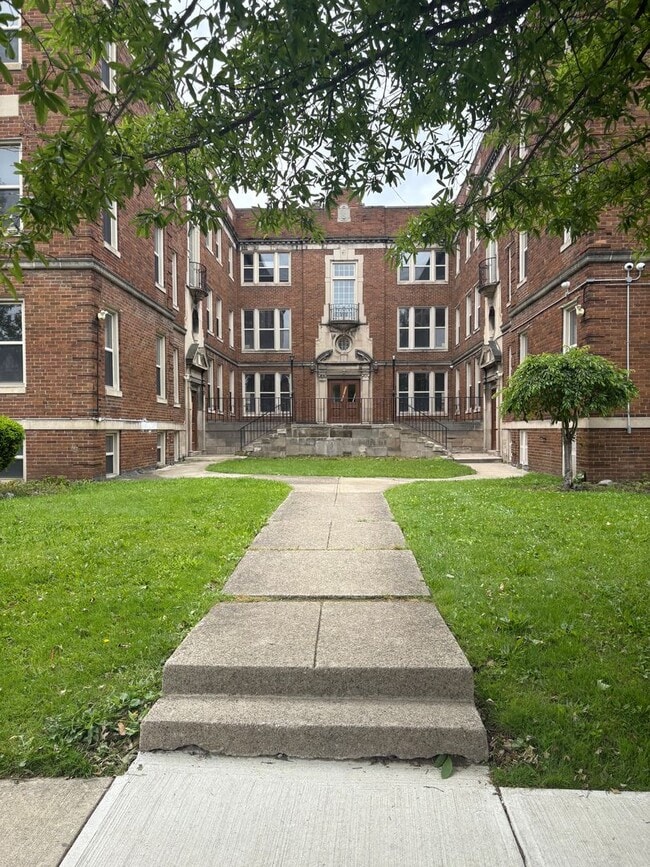 Building Photo - 2-Bedrooms
