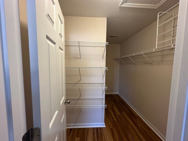 Building Photo - 3-bedroom, 3.5-bathroom nestled in Wyndhurst VA.