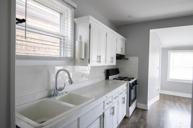Building Photo - 3725 W 60th St