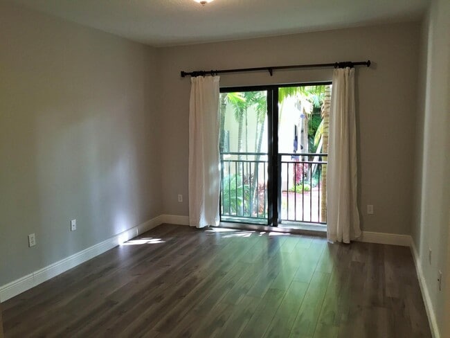 Building Photo - 4905 Midtown Ln