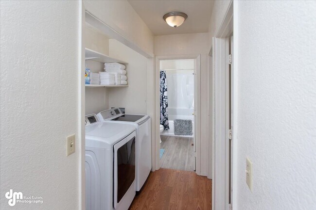 Building Photo - 76th Ave Duplex