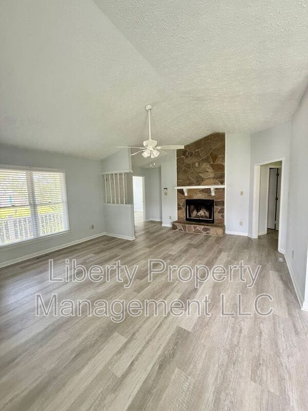 Building Photo - 1222 Skyline Dr