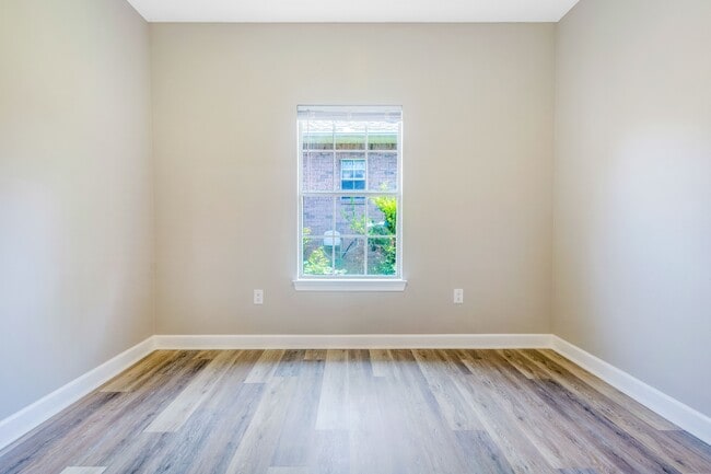 Building Photo - 5931 Hermitage Dr