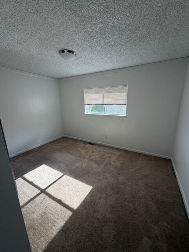 Building Photo - 3 Bed, 2.5 bath home in Carson City, Available 11/11