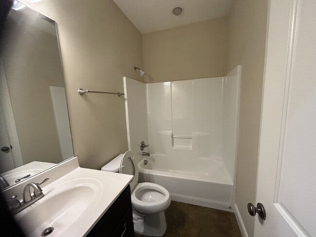 Building Photo - 2BD 2BA GROUND LEVEL DUPLEX WITH GARAGE FO...