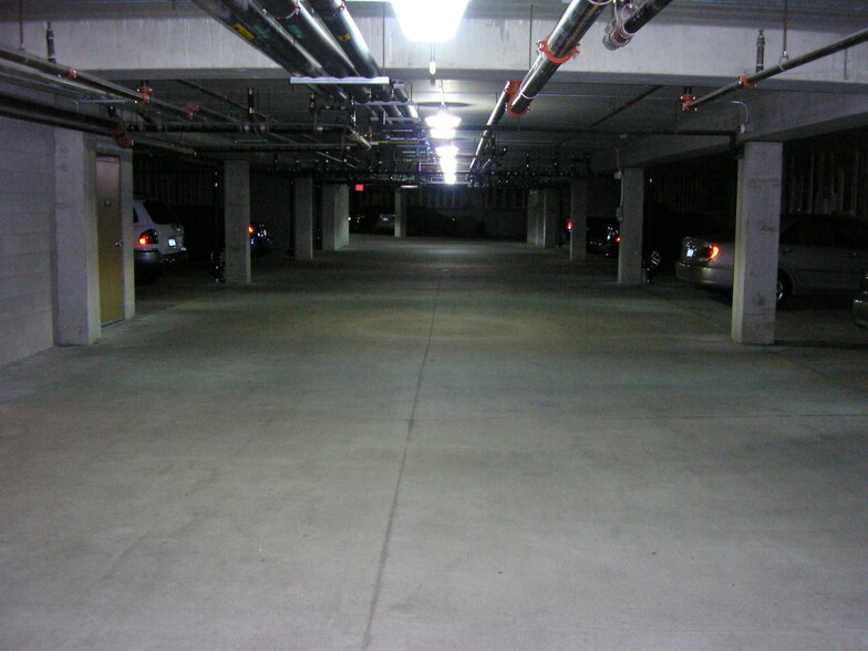 Building Photo - 1331 Lake Dr W