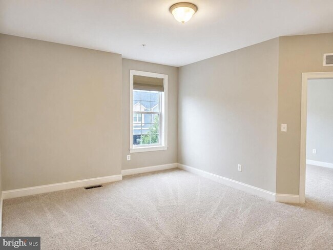 Building Photo - 3348 Burton Dr