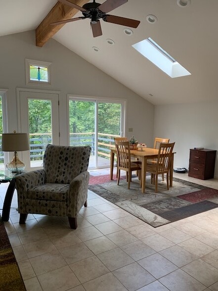 Building Photo - 1850 Yellowhammer Xing