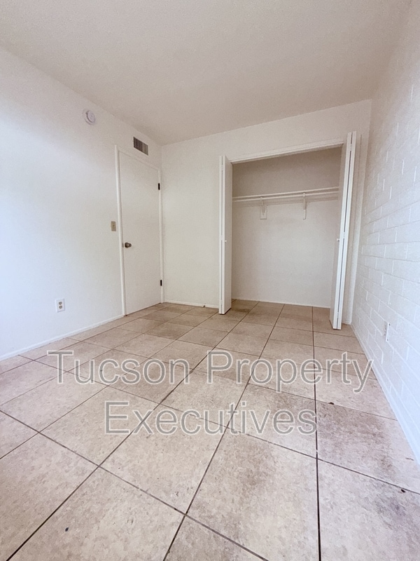Building Photo - 4235 E Lee St