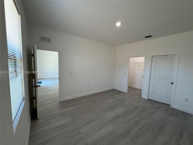 Building Photo - 6018 Acorn Cir