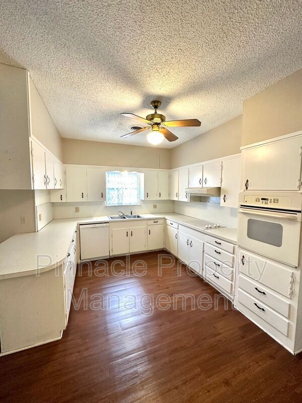 Building Photo - 2913 Oak Forest Dr