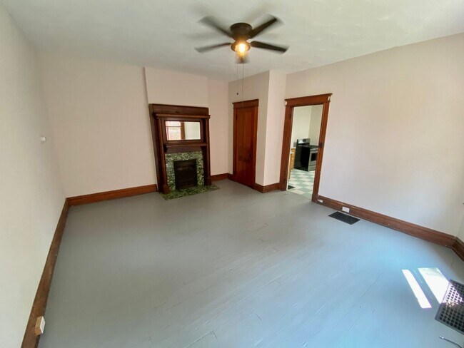 Building Photo - Spacious 5 bed/2 bath on Victor Mins. from...