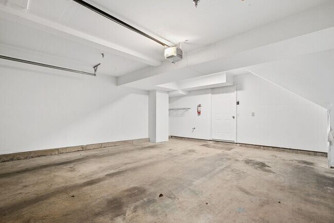 Building Photo - AIR CONDITIONED Townhome in Beautiful Summ...