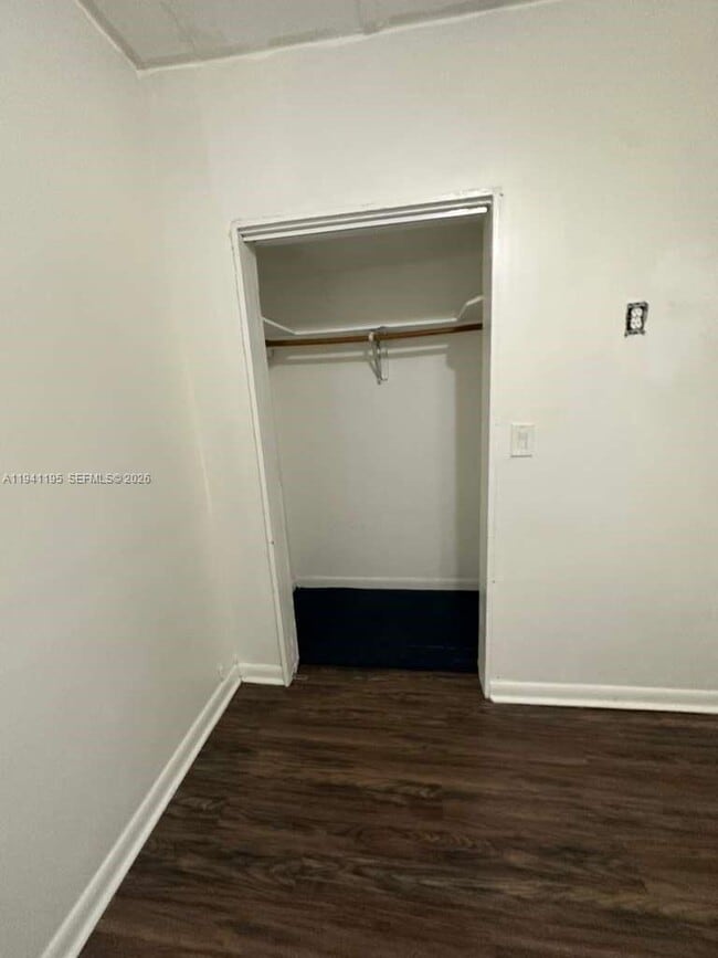 Building Photo - 920 NW 22nd Ct