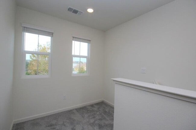 Building Photo - 3 Bed Home in Gated Elk Grove Community