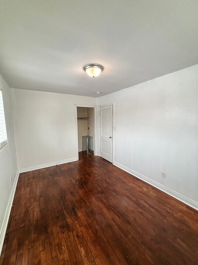 Building Photo - Cottage Minutes from Downtown and UT Campus!