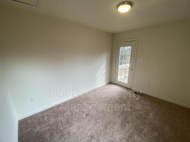 Building Photo - 227 Bend Farm Rd