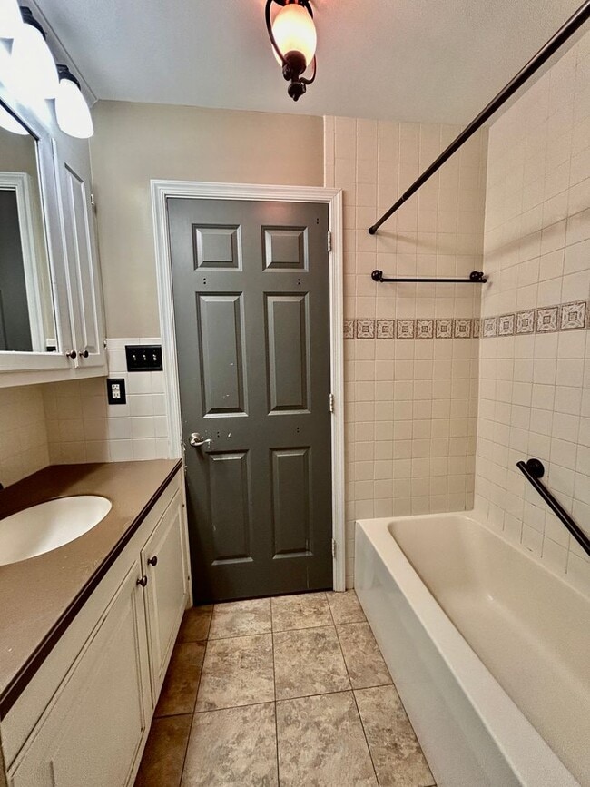 Building Photo - Spacious 4-Bedroom Home in Lancaster