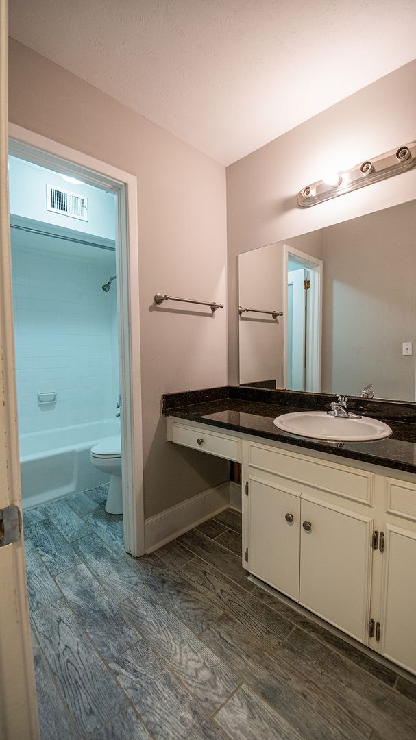 Building Photo - Beautiful home available today!