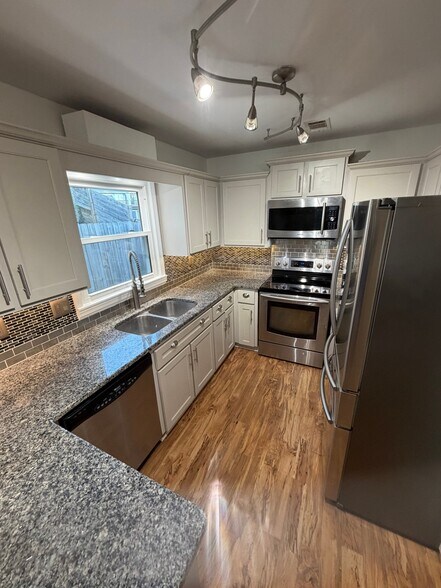 Building Photo - 3411 Cedarcrest Cir
