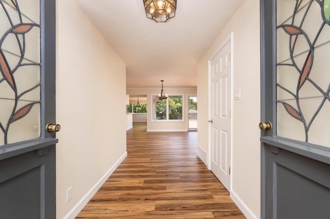 Building Photo - 1394 Manzanita Dr