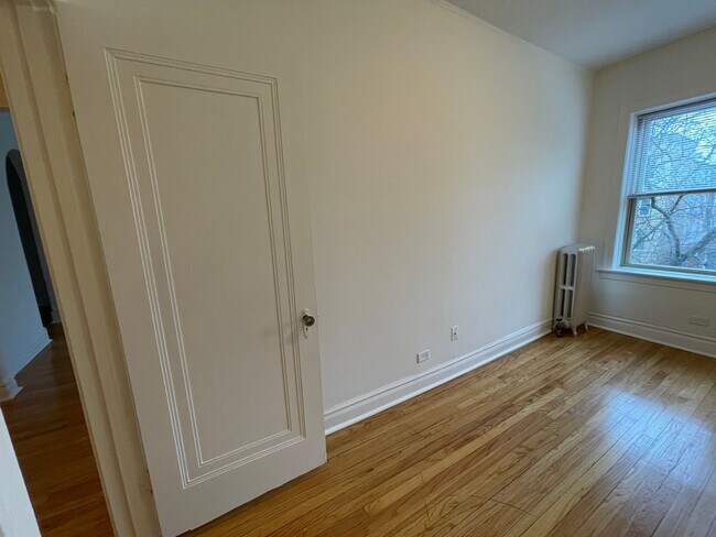 Building Photo - Lovely Renovated 1 BR In North Center