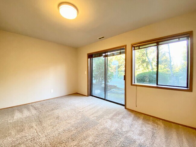 Building Photo - Spacious Somerset Home on a Large Flat Lot