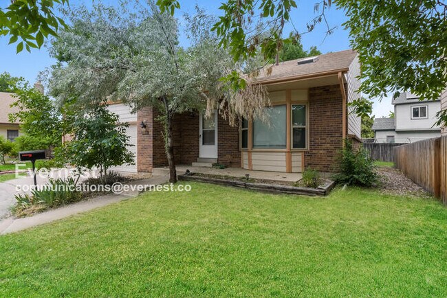 Building Photo - 144 Willow Pl S