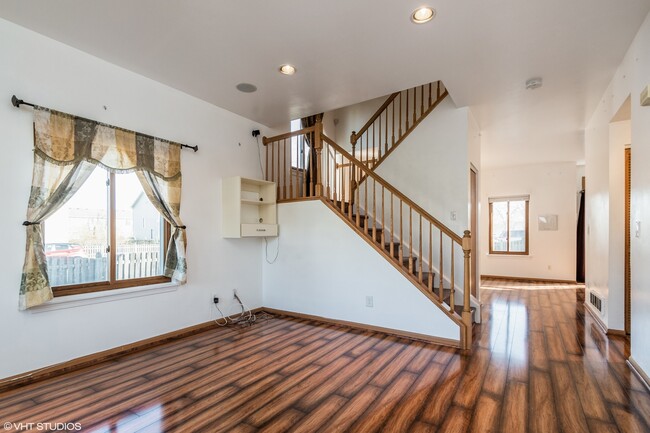 Building Photo - 277 Richmond Dr