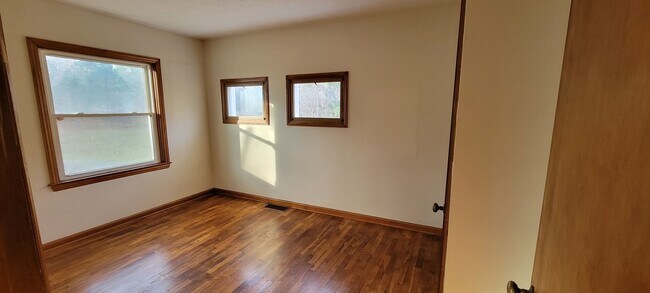 Building Photo - Charming home close to downtown Traverse City