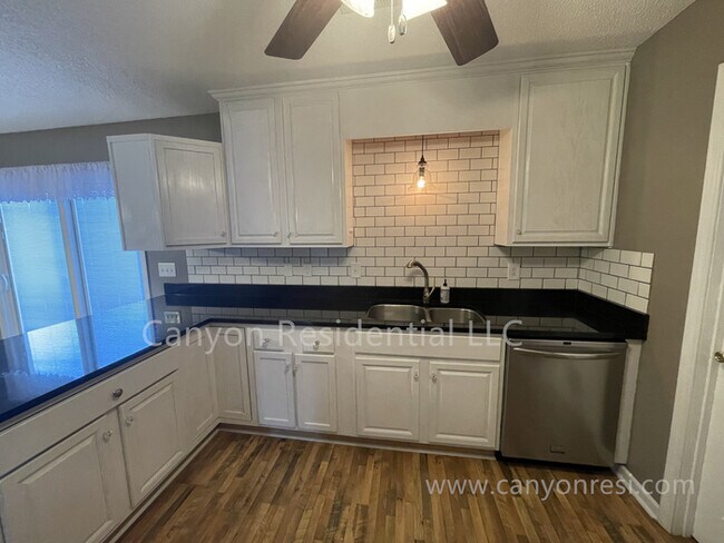 Building Photo - Beautiful 3b Room!Move in ready!