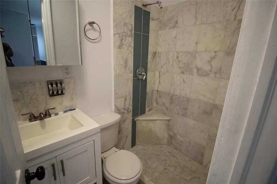 Building Photo - 160 SW 127th Ave