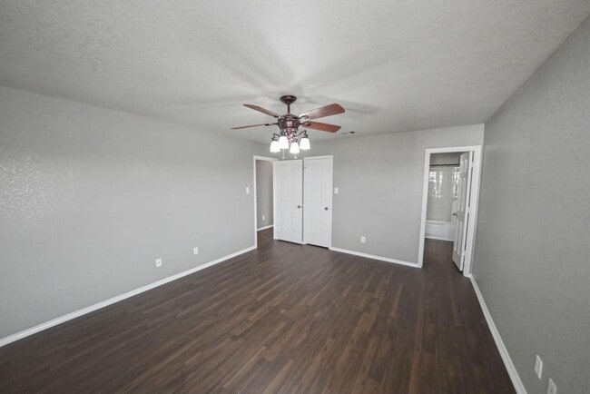 Building Photo - Spacious Cul-de-Sac Home with Greenbelt Privacy - Realtor Commission: $500