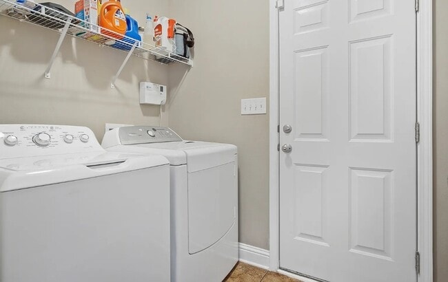 Building Photo - 2492 Bentridge Dr W
