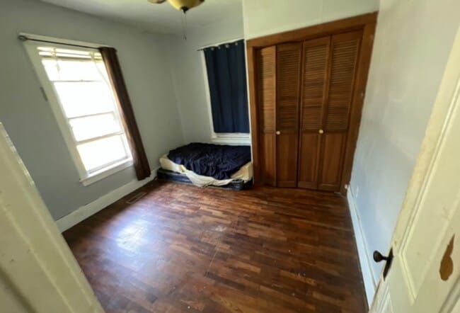 Building Photo - Great Location - $2000 Down / $880 Month