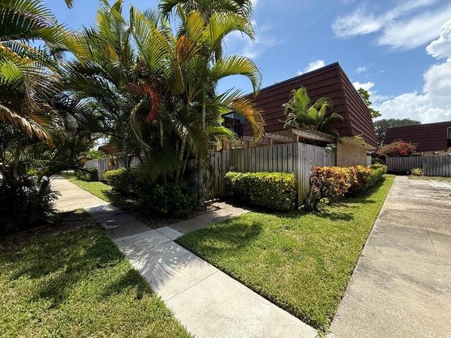 Building Photo - 710 7th Ln