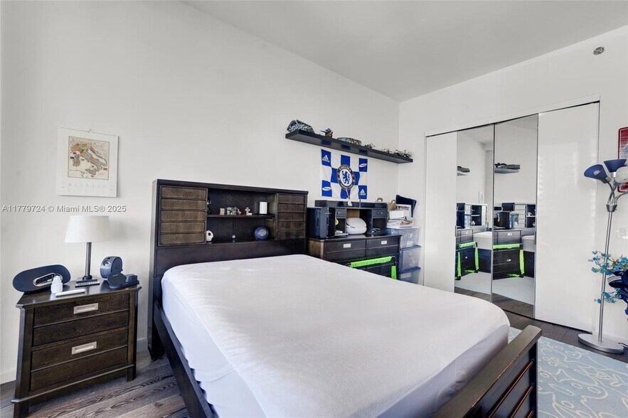 Building Photo - 5959 Collins Ave