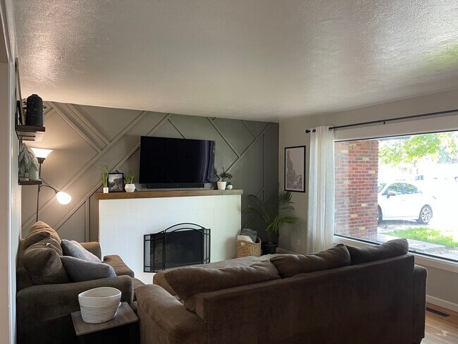 Building Photo - 2908 Meadowbrook Dr